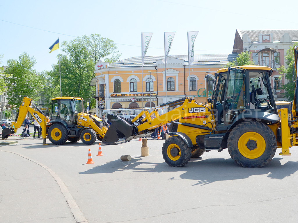 Змагання між машиністами екскаваторів.