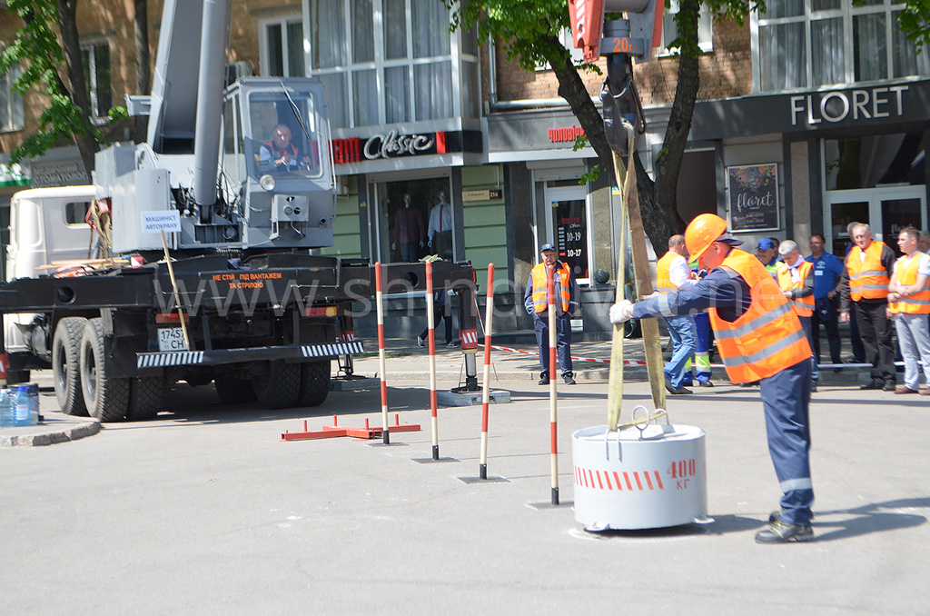 Боротьба за першість серед машиністів автомобільних кранів.