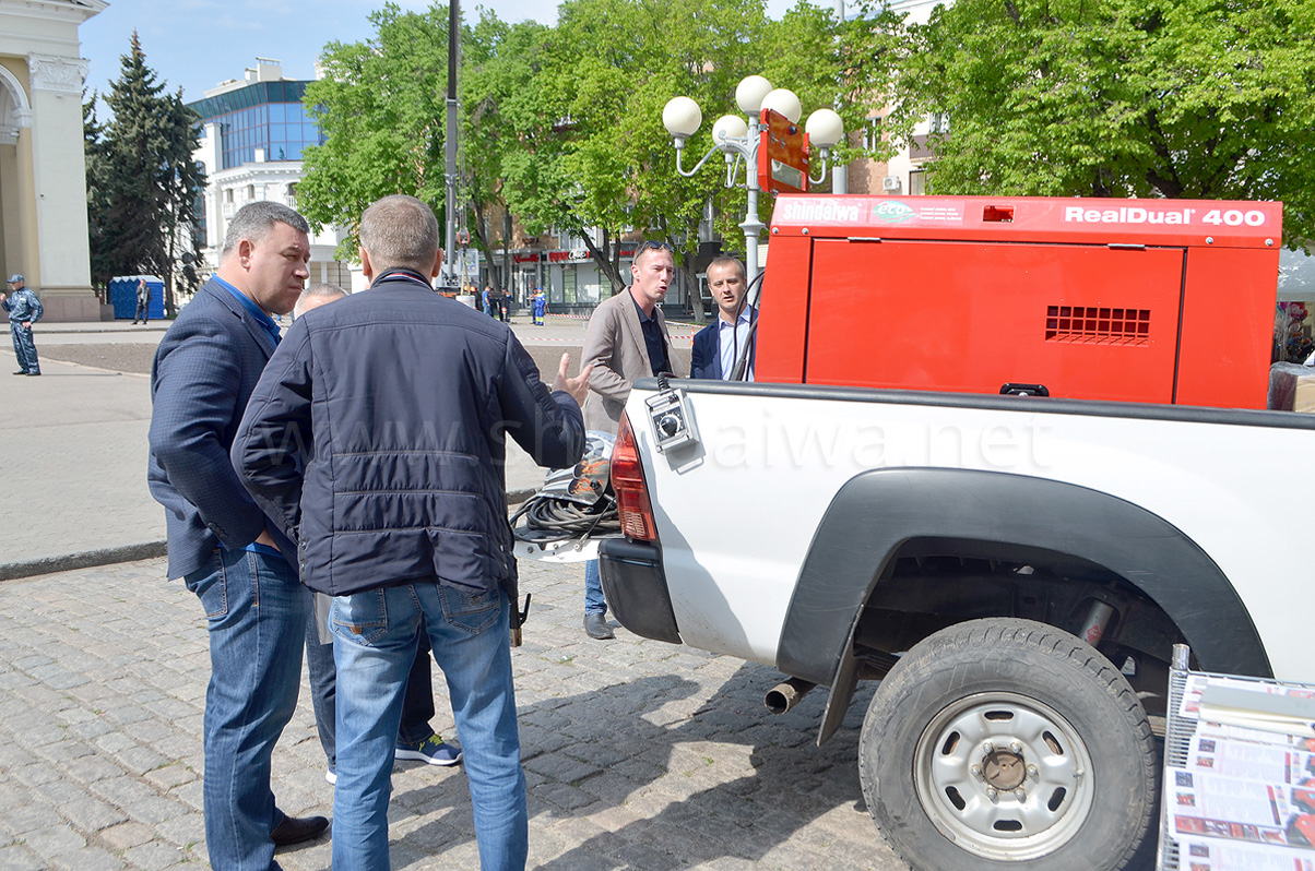 Помірний шумовий фон зварювального агрегату Shindaiwa не заважає обміну думками.