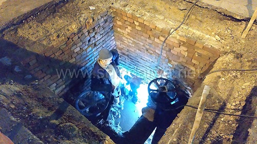 Фото процесса ремонта участка трубопровода в Одессе.