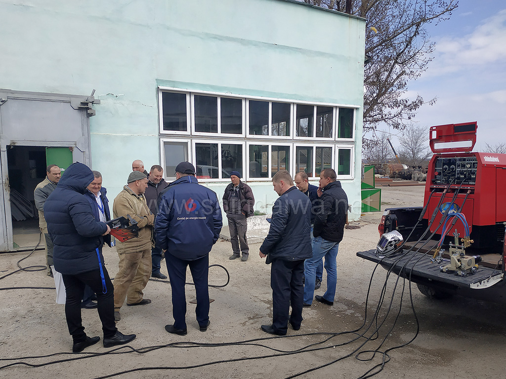 Представники Termoelectrica обговорюють результати презентації.