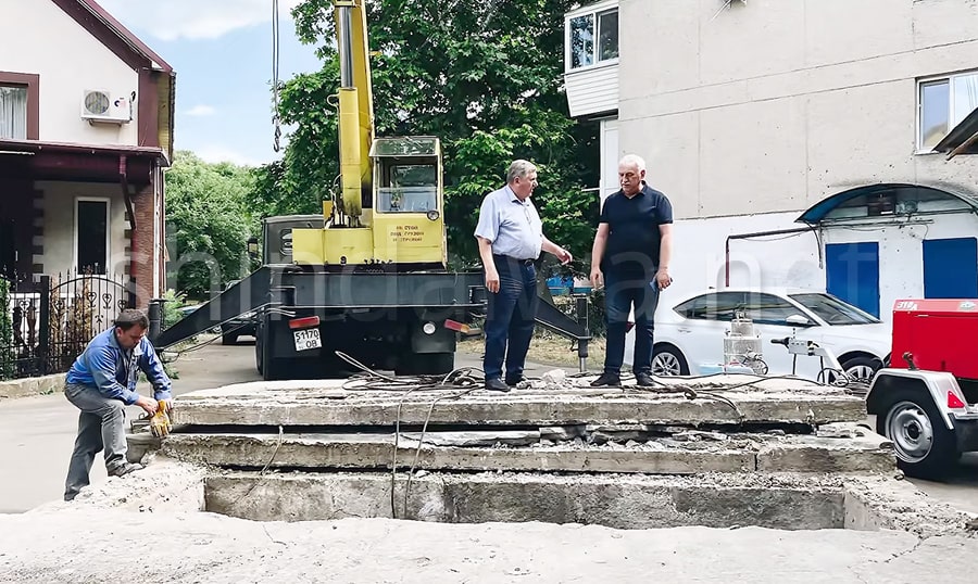 Керівники КП Чорноморськтеплоенерго та міськради на ремонті теплотраси
