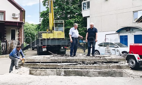 Керівники КП Чорноморськтеплоенерго та міськради на ремонті теплотраси